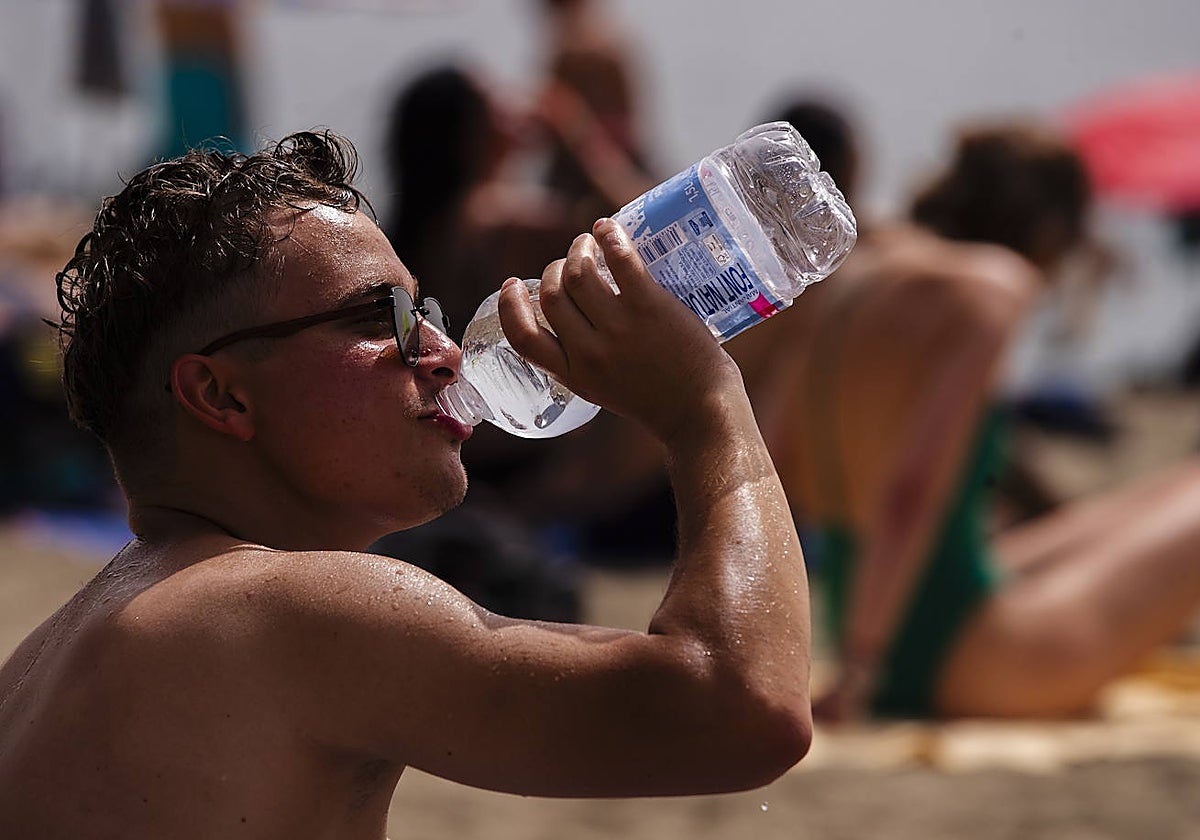 Un hombre bebe agua para evitar la deshidratación en una imagen de archivo