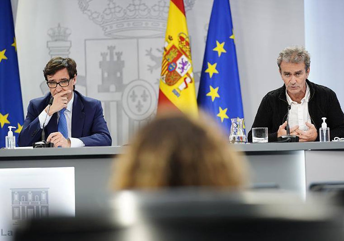 El exministro de Sanidad, Salvador Illa y el director del Centro de Coordinación de Alertas y Emergencias Sanitarias, Fernando Simón