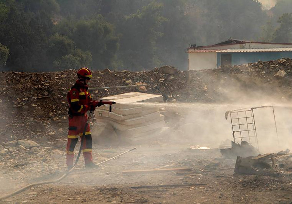 Un bombero intenta aplacar los incendios en la isla de Rodas