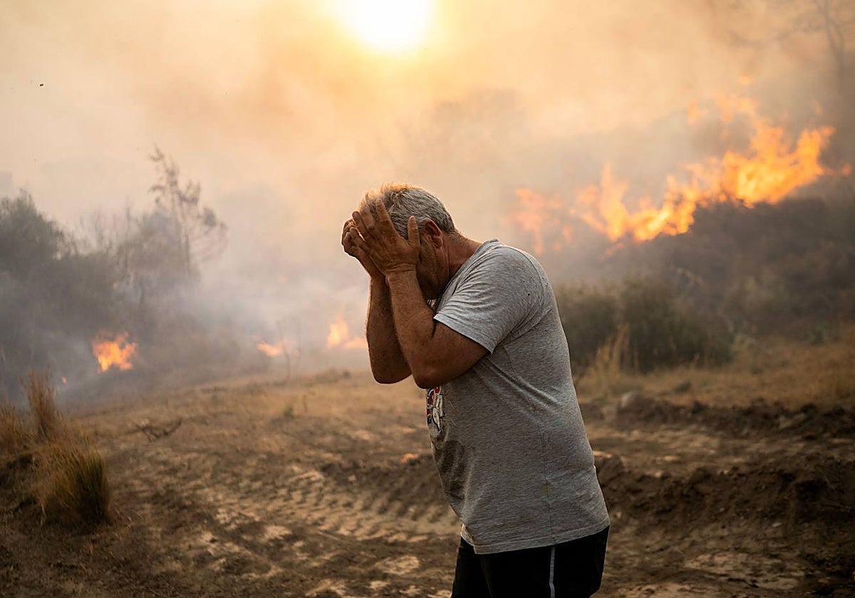 Un hombre frente a un incendio en el pueblo de Gennadi, en la isla griega de Rodas