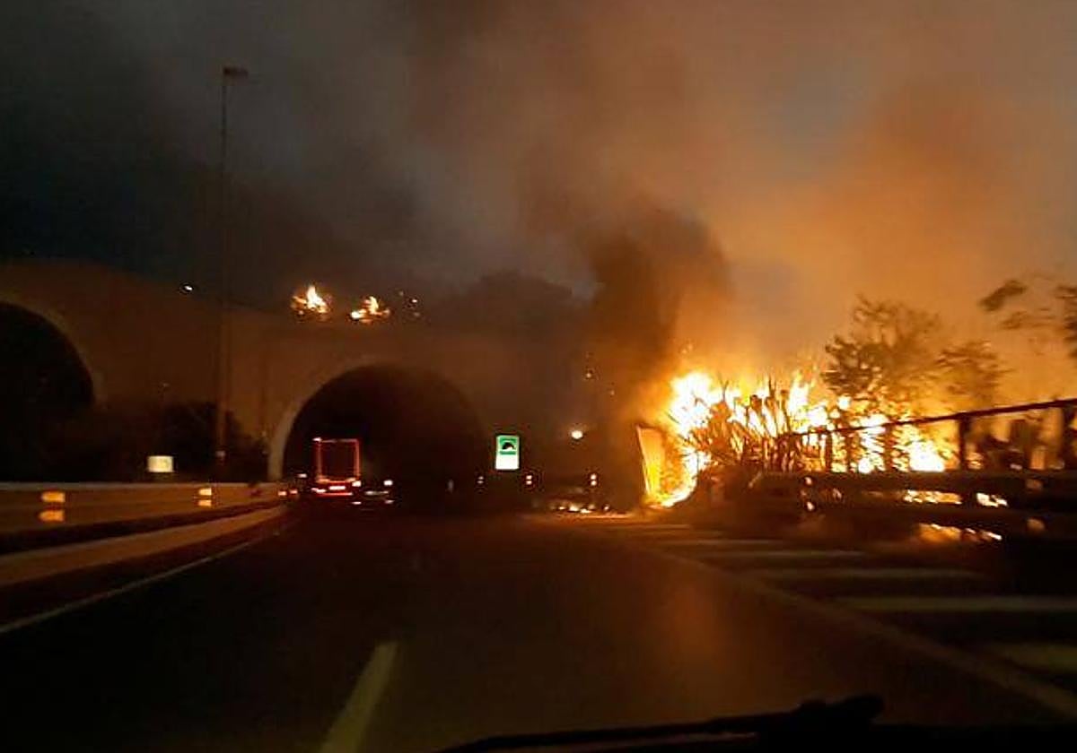 Llamas en una carretera afectada por el fuego en Sicilia