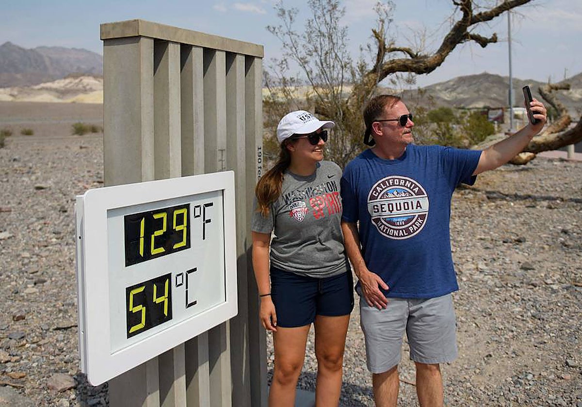 Dos turistas se toman una foto con el termómetro del ‘Valle de la Muerte’, en EE.UU.