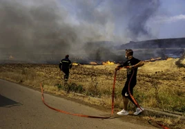 Los incendios en Grecia llegan a un almacén de munición del Ejército heleno