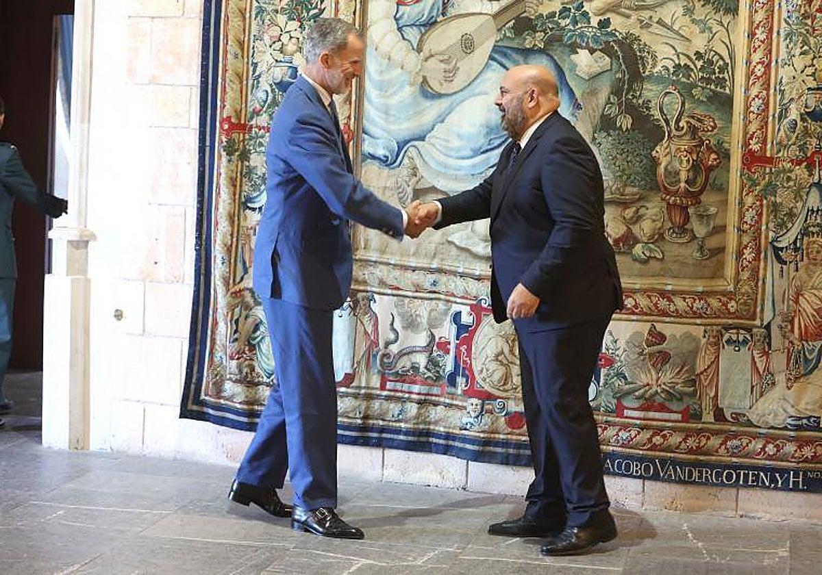 El Rey Felipe VI (i) recibe en audiencia al alcalde de Palma, Jaime Martínez (d), en el Palau de l'Almudaina