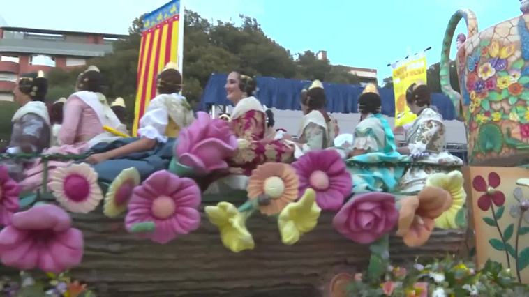 Más de 5.000 personas y 1,2 millones de clavellones en la Batalla de Flores de València