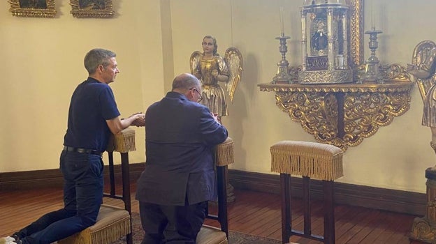 Jordi Bertomeu y Charles Scicluna rezan por la misión