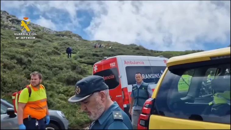 Vuelca un autobús en la subida a los Lagos de Covadonga con 25 personas en su interior