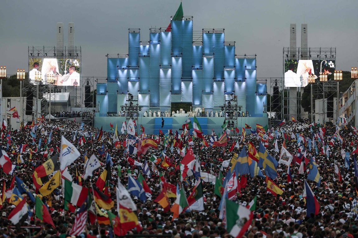Peregrinos asisten a la misa de apertura de la Jornada Mundial de la Juventud en el Parque Eduardo VII de Lisboa el 1 de agosto de 2023