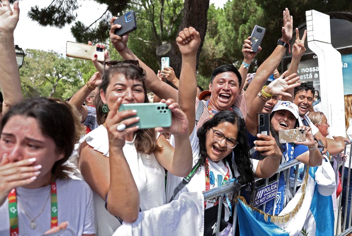 Risas y lágrimas de emoción entre los peregrinos que han presenciado este miércoles la llegada del Papa a Lisboa para asistir a la Jornada Mundial de la Juventud