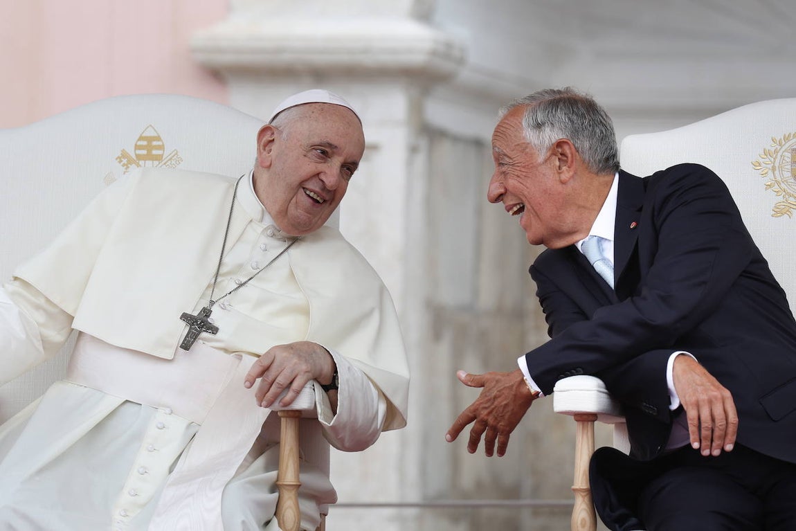 El Papa Francisco durante un encuentro con el presidente de Portugal, Marcelo Rebelo de Sousa, en el Palacio de Belem, en Lisboa