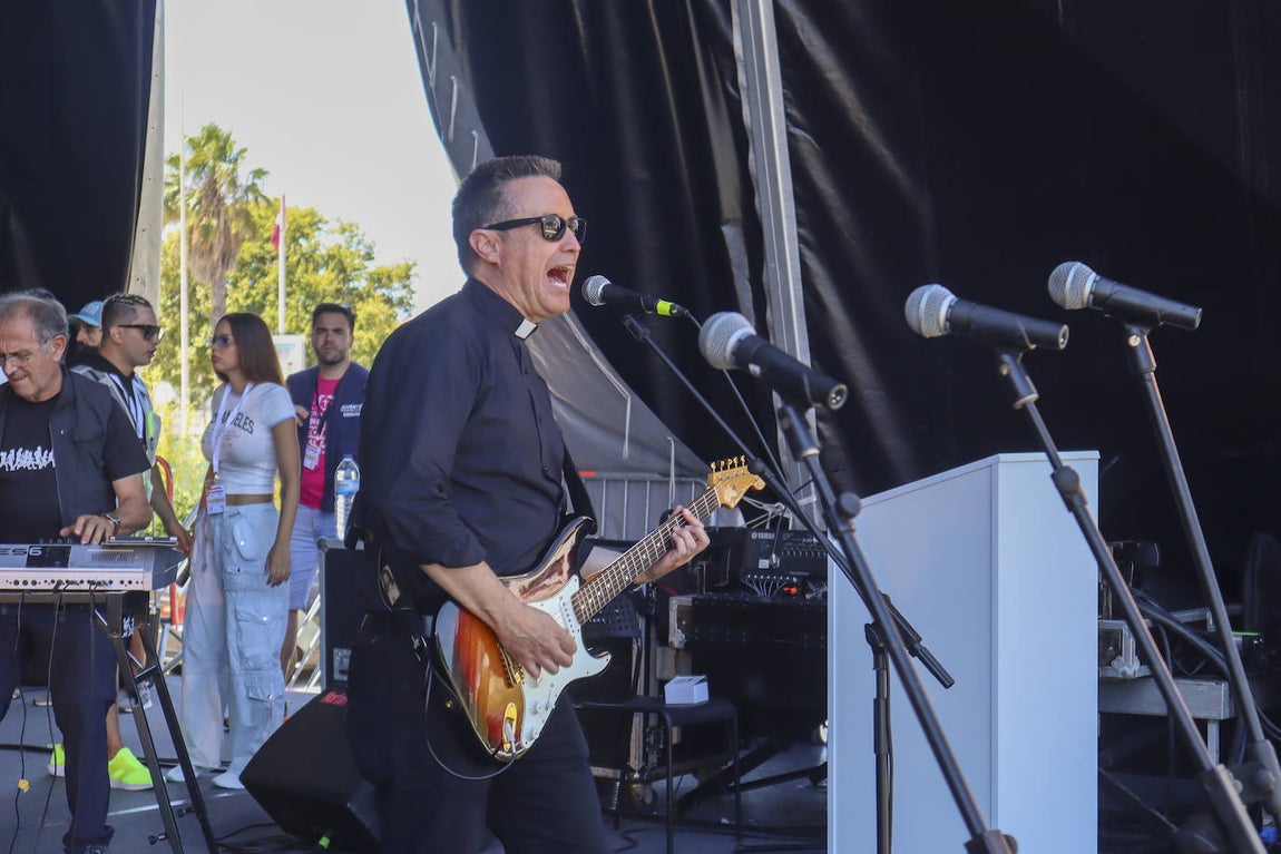 Alberto Raposo, sacerdote y guitarrista de La Voz del Desierto, en un momento del concierto en Estoril