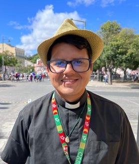 Imagen secundaria 2 - Arriba, sor Carlota cuenta la vida en Iesu Communio a un grupo de jóvenes argentinas. Debajo, José, María, Inés y Reyes, de los Equipos de Nuestra Señora de Sevilla, acuden en autobús hasta la zona del 'confesódromo'. A la derecha, Edson, un joven sacerdote venezolano, después de dos horas de confesar