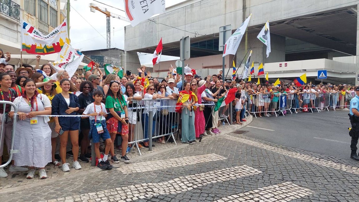 Jóvenes de todo el mundo en la zona de Belém esperan el paso del Papa, que va a visitar al presidente de la República portuguesa