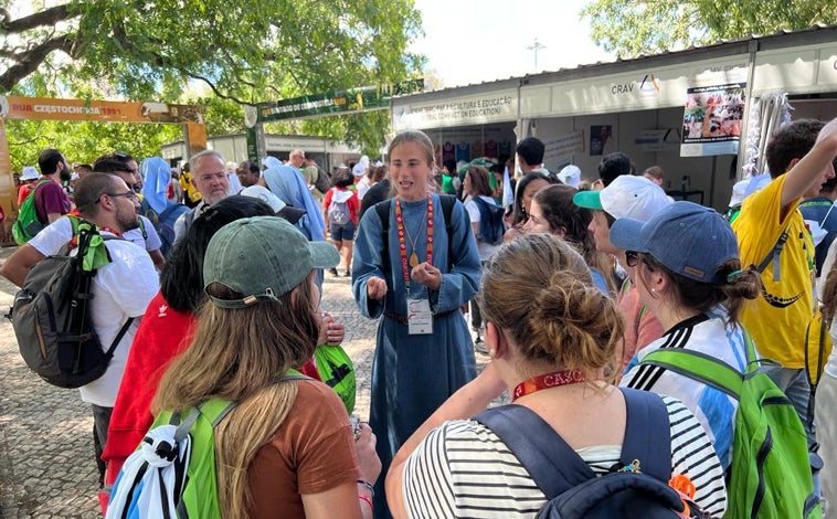 Imagen principal - Arriba, sor Carlota cuenta la vida en Iesu Communio a un grupo de jóvenes argentinas. Debajo, José, María, Inés y Reyes, de los Equipos de Nuestra Señora de Sevilla, acuden en autobús hasta la zona del 'confesódromo'. A la derecha, Edson, un joven sacerdote venezolano, después de dos horas de confesar