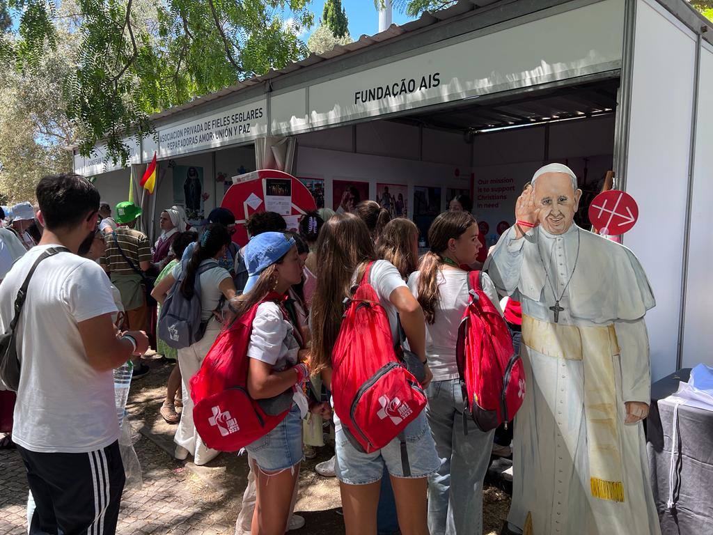 Unos jóvenes visitando la Feria Vocacional, ubicada en la zona de Belem, junto al río