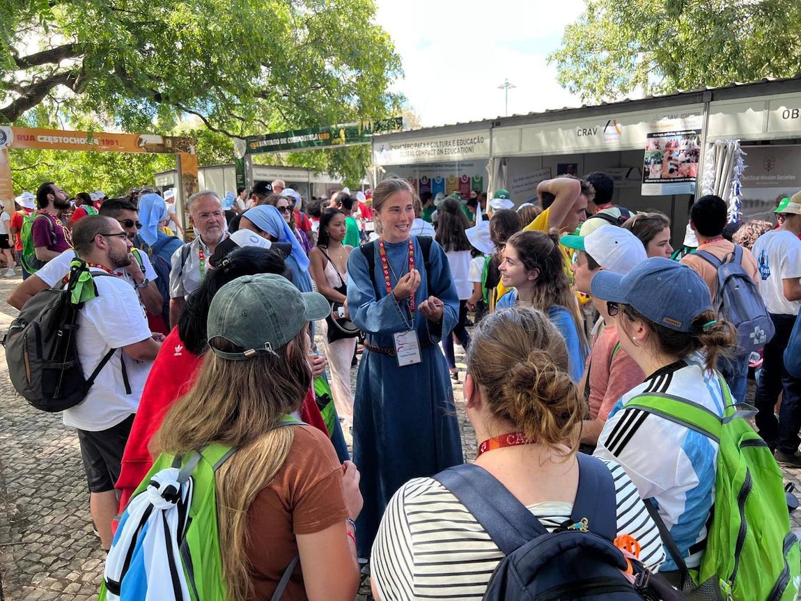 Carlota, una religiosa de la congregación española Iesu Communio habla con un grupo de jóvenes argentinas