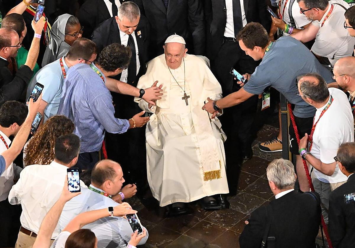 El Papa, tras la celebración de las vísperas en el monasterio de los Jerónimos