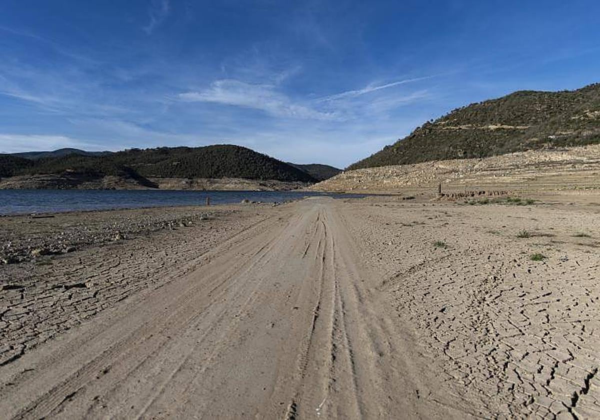 Imágenes de la sequía en un pantano en Catalunya