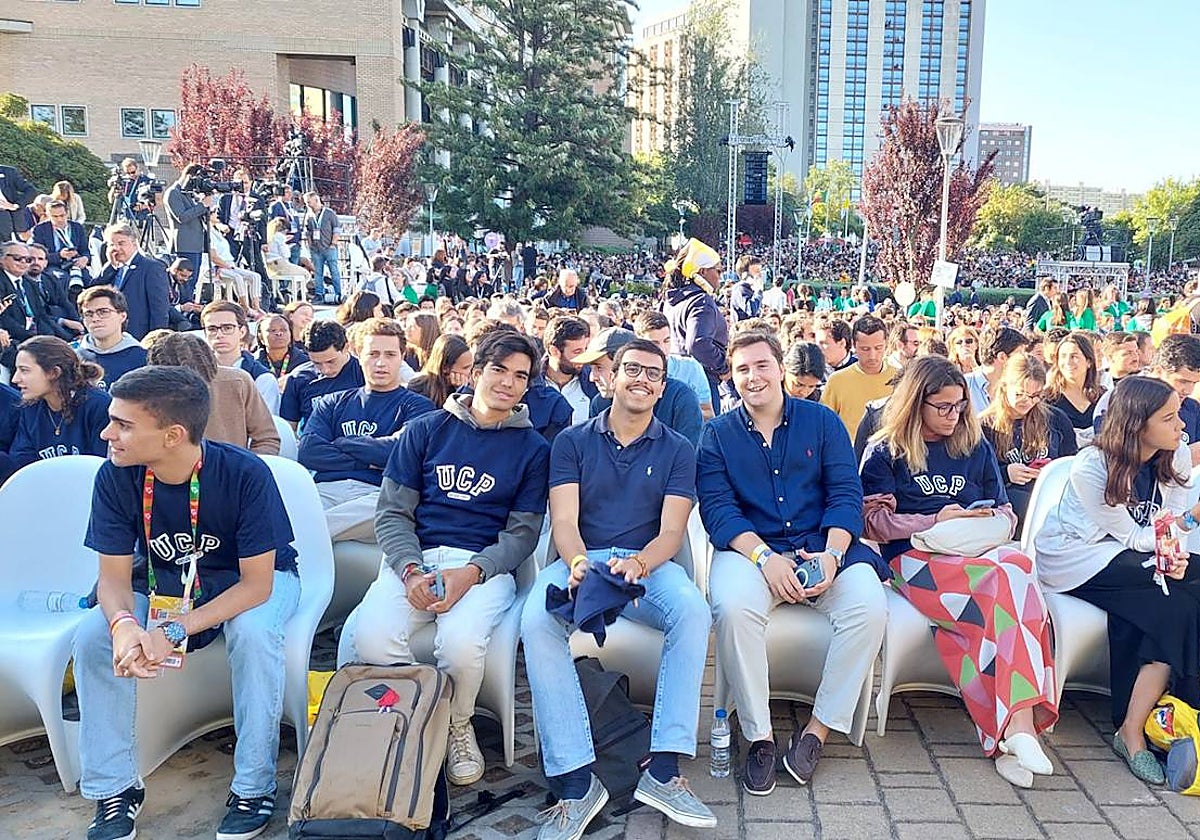 Varios jóvenes durante la JMJ este jueves