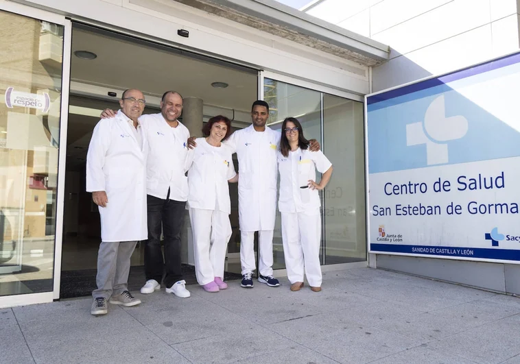 El doctor Javier Ayllón, junto a algunos de sus compañeros, en el centro de salud