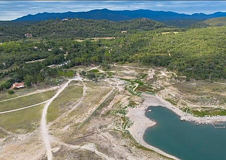 Imagen secundaria 1 - Estado del embalse de Darnius Boadella (Gerona). Abajo a la derecha, el río Muga a su paso por Peralada (Gerona), presentaba ayer viernes este aspecto debido a la sequía y la falta de lluvias en Cataluña desde finales del 2021