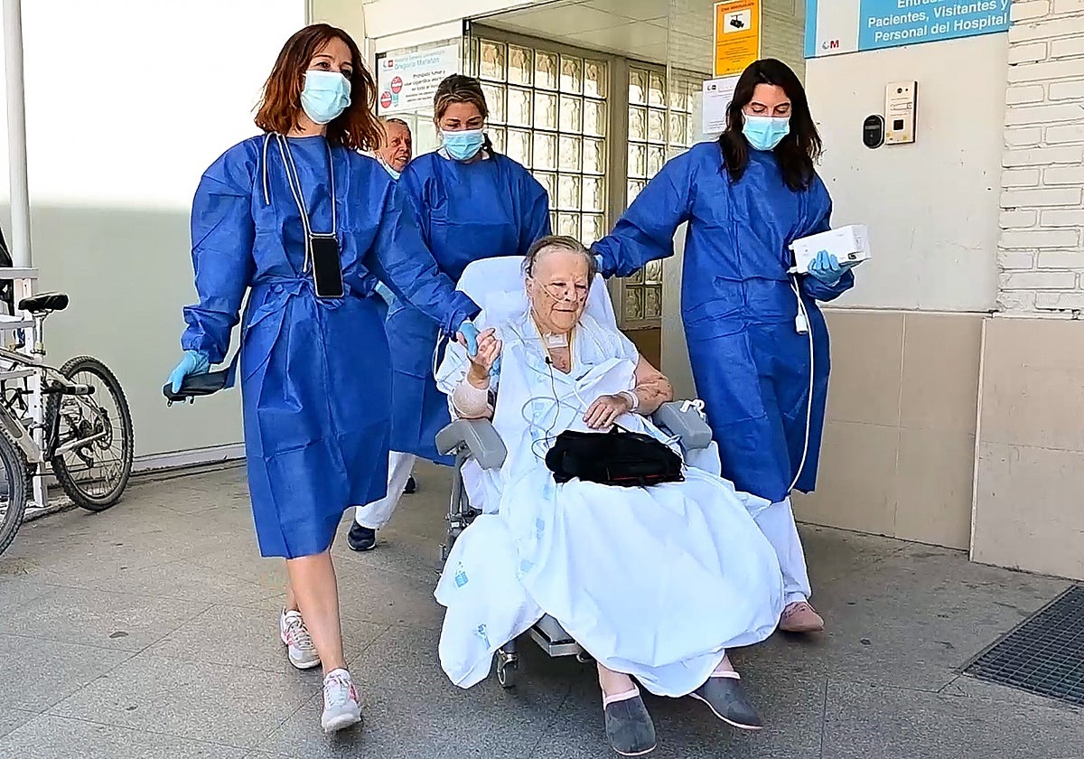 Juana, con el equipo de enfermería que la ha acompañado