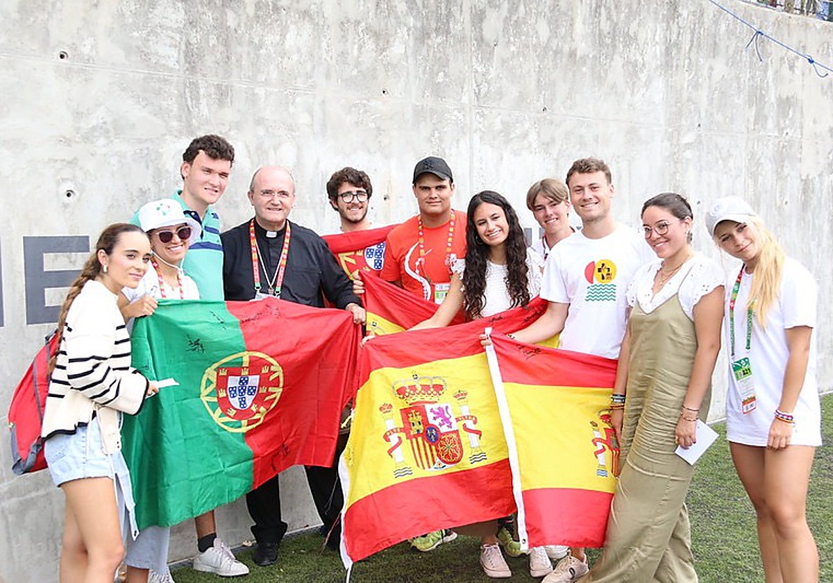 El obispo Munilla con un grupo de jóvenes españoles y portugueses después de su catequesis