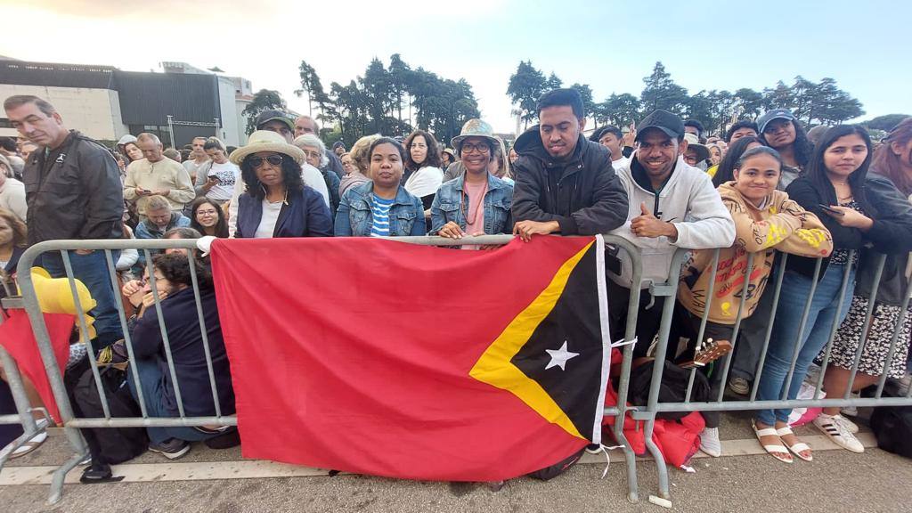 Jóvenes en el estadio de Fátima, donde el Papa ha rezado un rosario junto a miles de personas