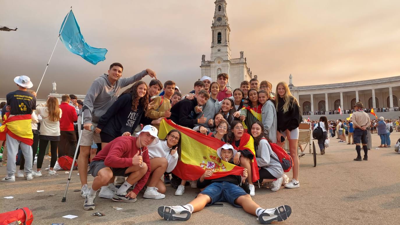 Jóvenes españoles en el estadio de Fátima, donde el Papa ha rezado un rosario junto a miles de personas
