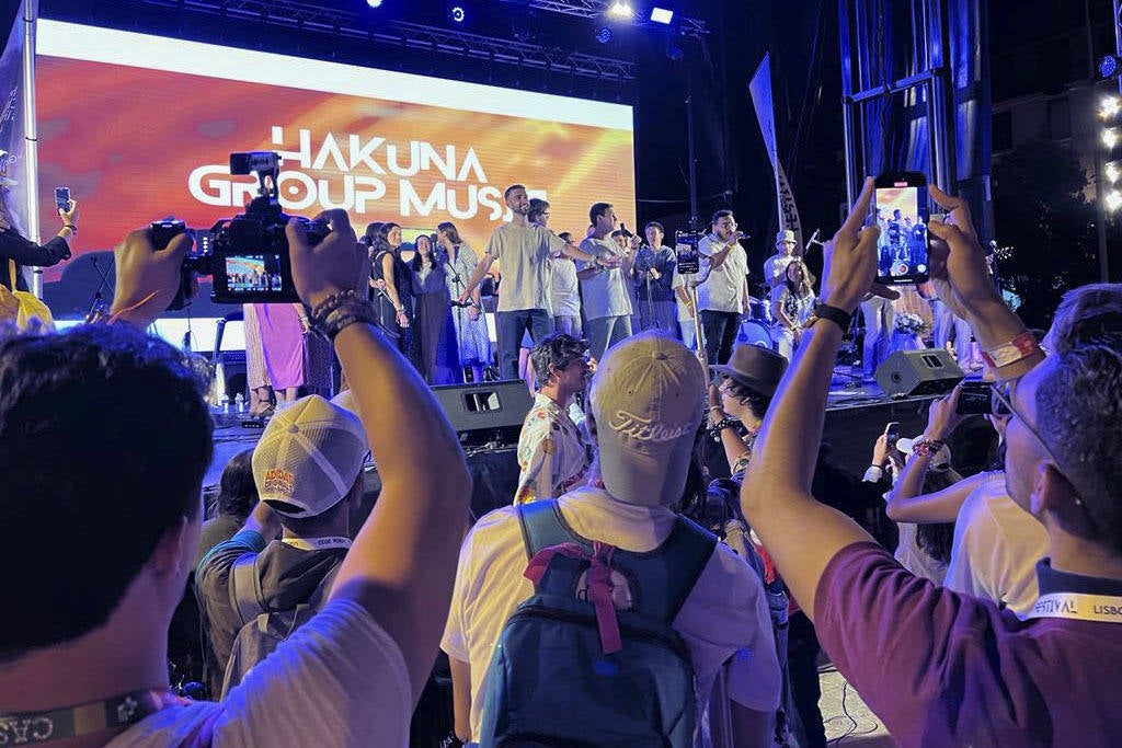 Miles de jóvenes acuden al Primer Encuentro Mundial de Evangelizadores y Misioneros Digitales, en la plaza Martim Moniz de Lisboa