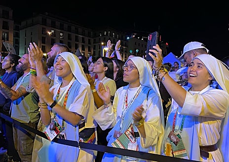 Imagen secundaria 1 - El grupo Hakuna también estuvo presente en la velada, sus canciones están entre las más escuchadas de Spotify, arriba. Por debajo, unas religiosas aplauden a los 'influencers' mientras no dejan de grabar con su teléfono móvil. Los jóvenes tenían un ojo puesto en el escenario y otro en su teléfono mientras trasmitían el directo cada momento.