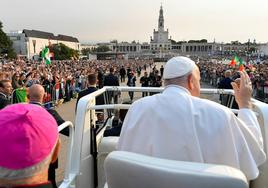 El Papa reza por la paz con 200.000 personas en la explanada de Fátima