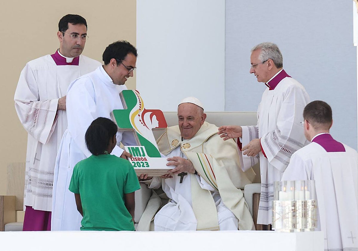 El Papa Francisco recibe una placa de la JMJ 2023 durante la misa de clausura