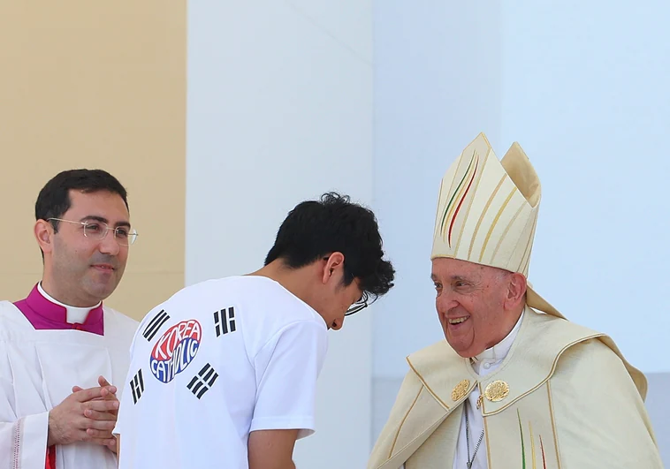 El Papa saluda a un peregrino coreano