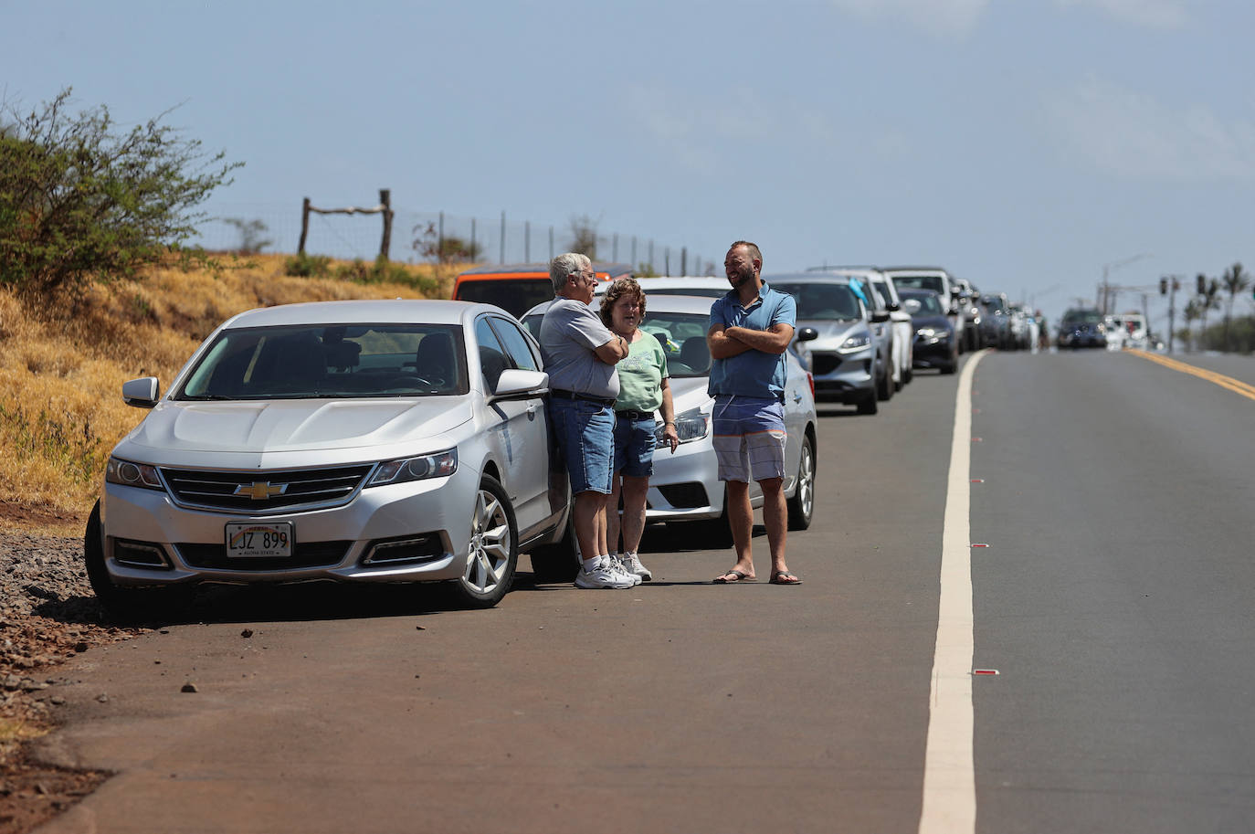 La gente espera a un lado de la carretera para volver al oeste de Maui