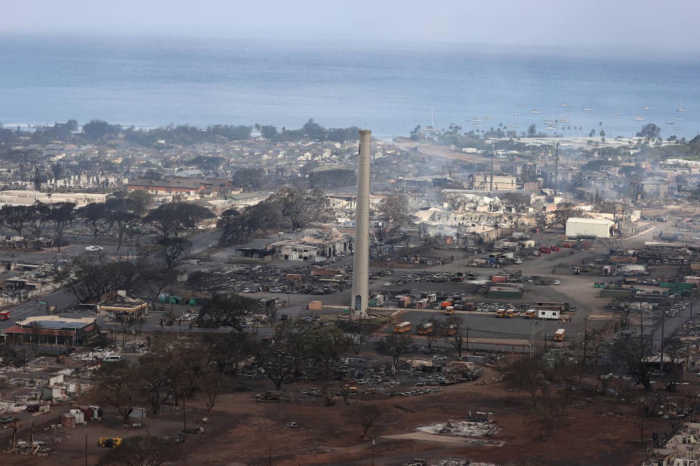 Una torre se erige, en solitario, como superviviente de las cenizas de la ciudad de Lahaina
