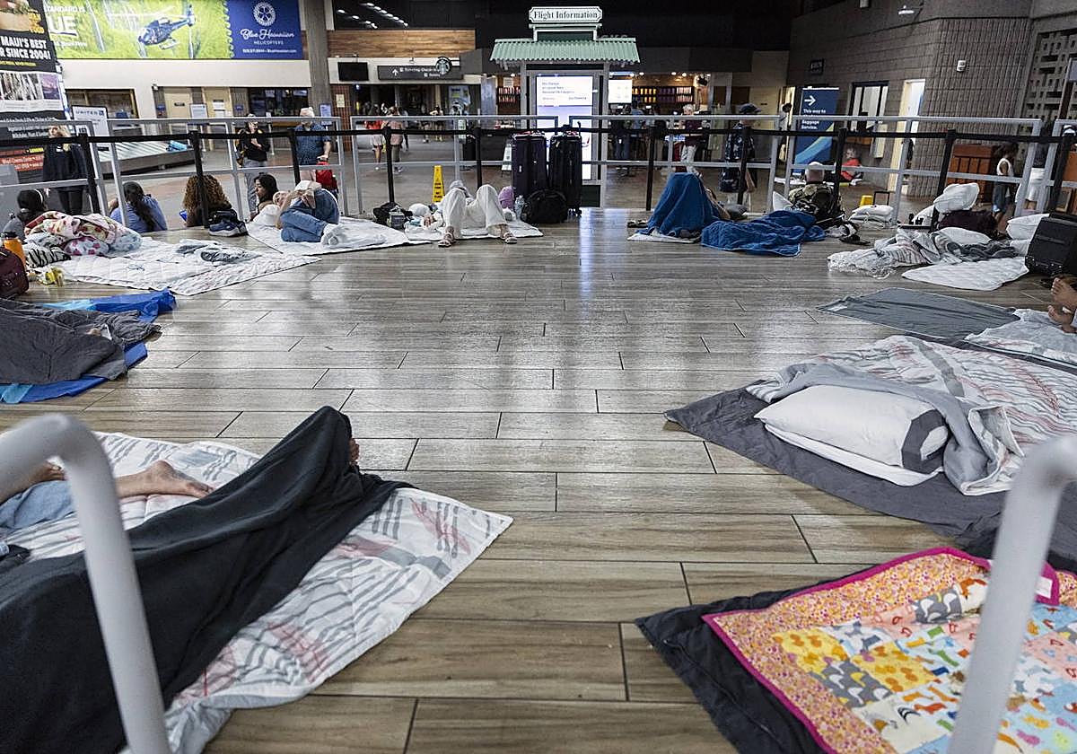 Personas evacuadas en el Aeropuerto de Maui.