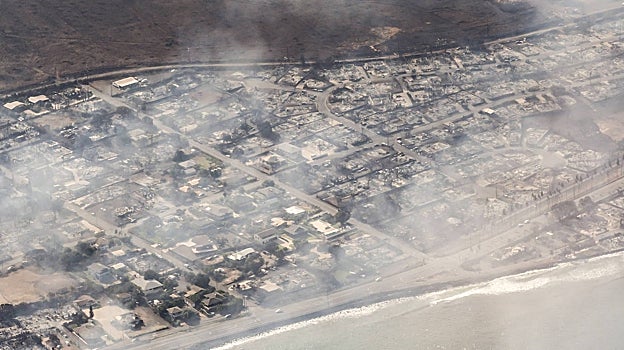 Vista aérea de los edificios dañados en Lahaina, Hawái