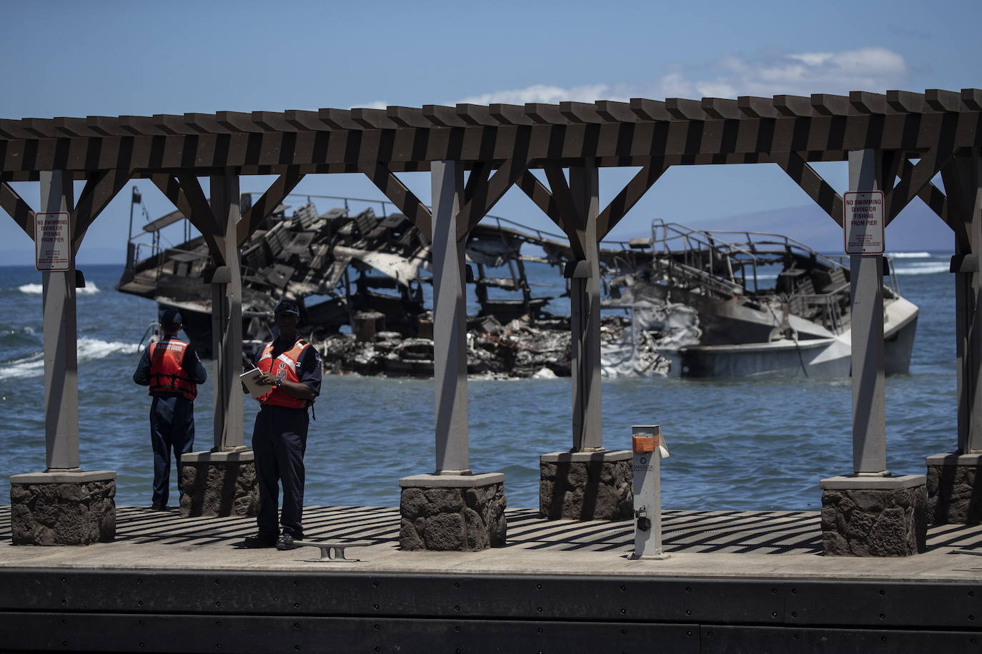 Un barco destrozado ante la atenta mirada de los guardacostas 