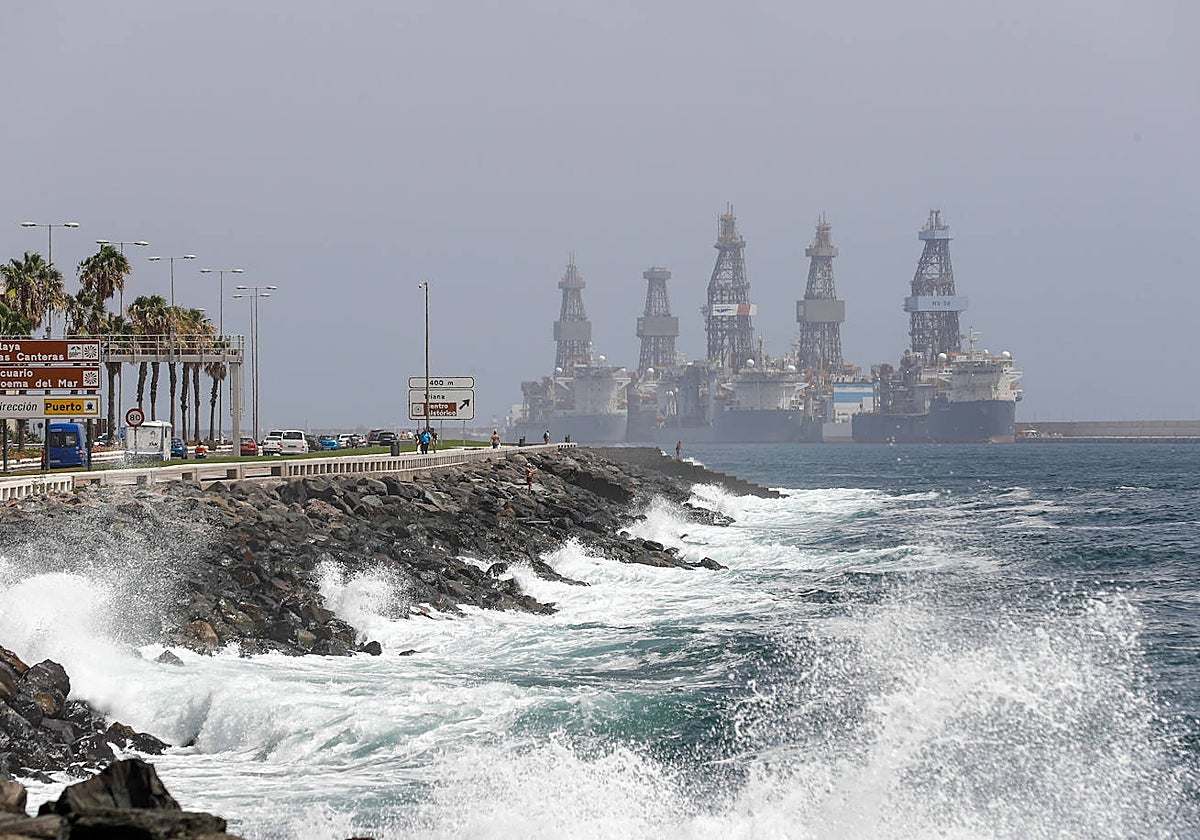 Oleaje en la Avenida Marítima de Las Palmas de Gran Canaria este sábado