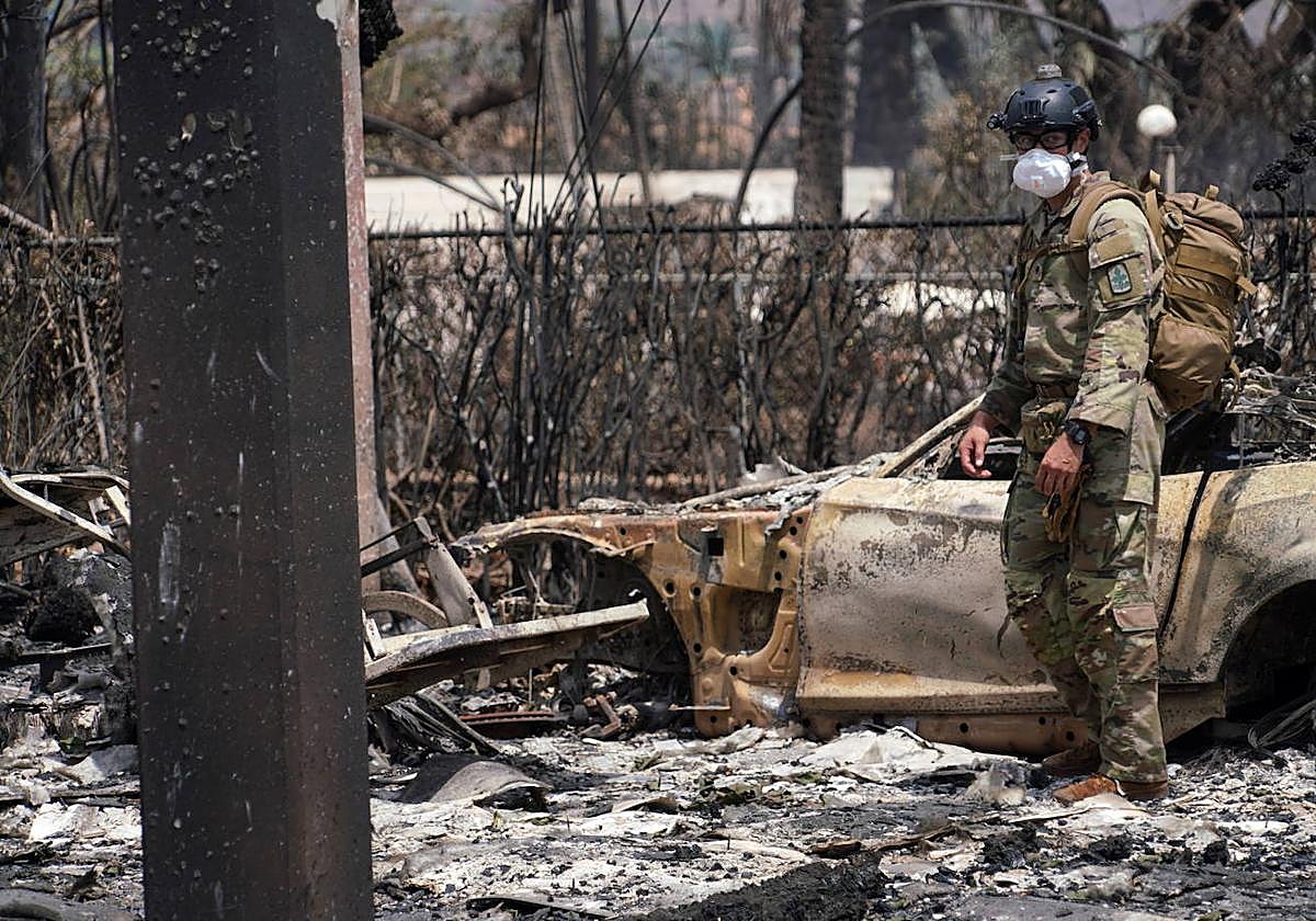 Los equipos de rescate, entre los escombros calcinados en Lahaina