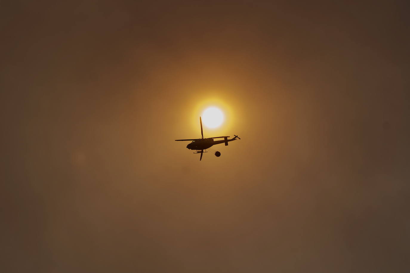 Uno de los helicópteros que participa en las labores de extinción del incendio