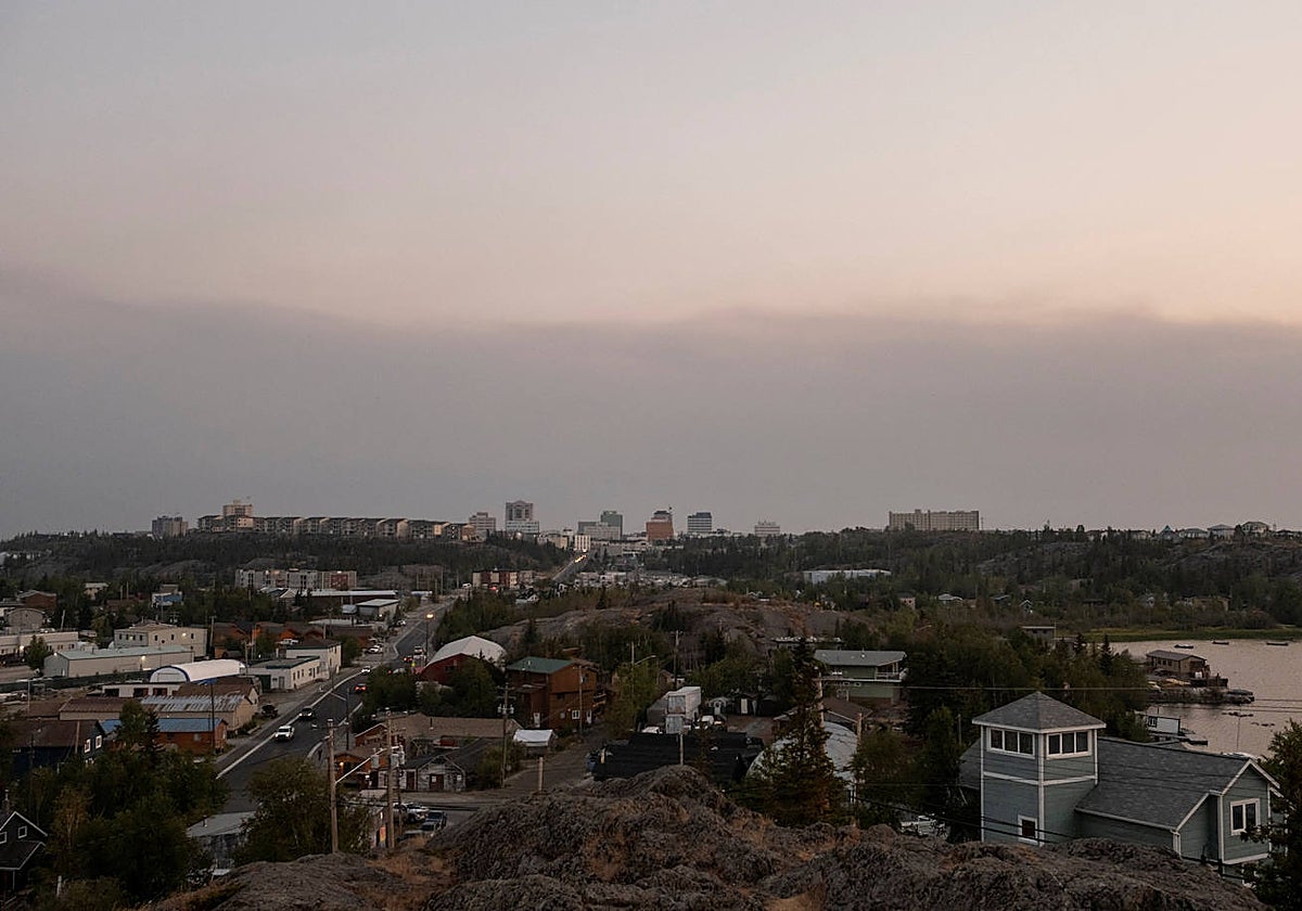 El humo se mueve hacia la ciudad de Yellowknife, un día después de que se declarara el estado de emergencia