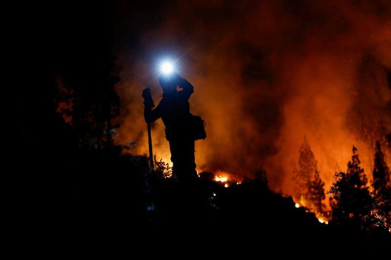 Ni el paso de las horas ni la dificultad de visión han detenido a los bomberos que llevan dos días desplegados en Tenerife