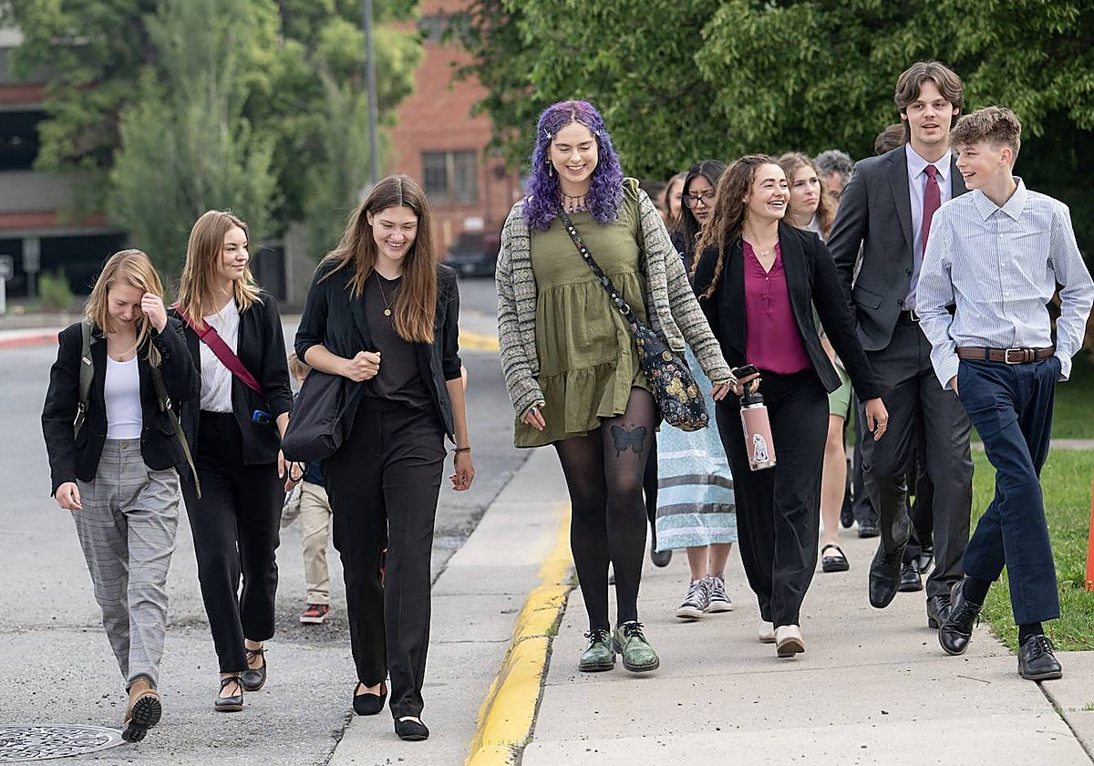 Varios de los jóvenes demandantes llegando al juzgado el 12 de junio de 2023 en Helena, Montana, el primer día de su juicio