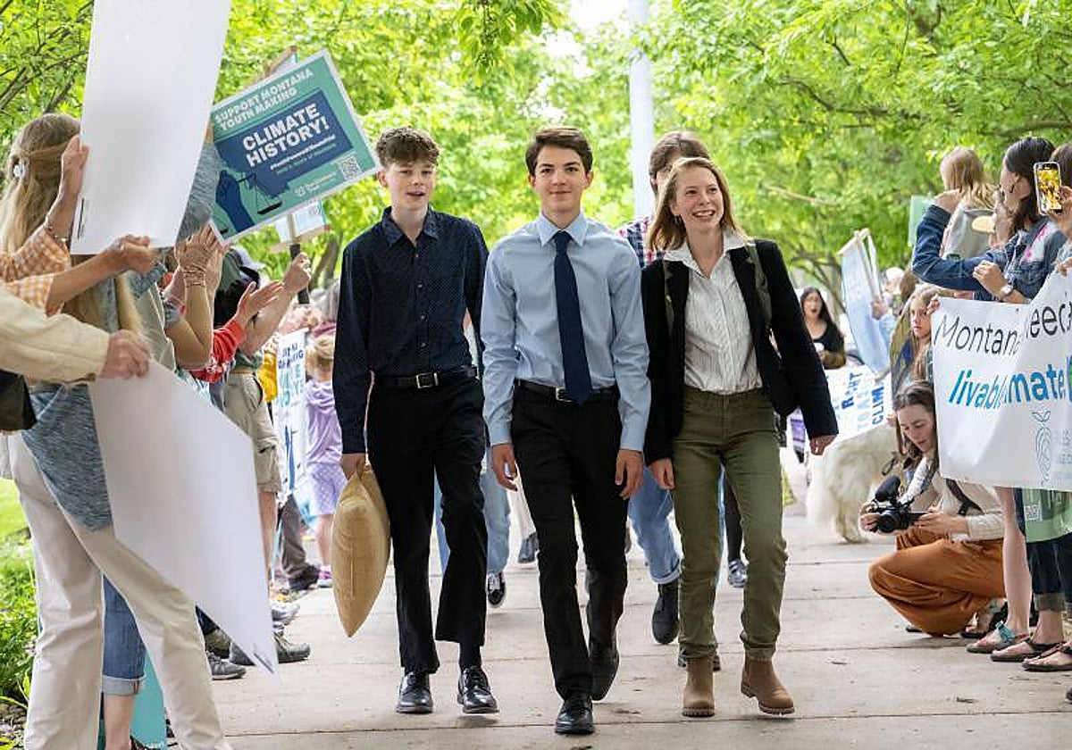 Los demandantes del juicio Held contra Montana por el cambio climático durante su llegada al juzgado