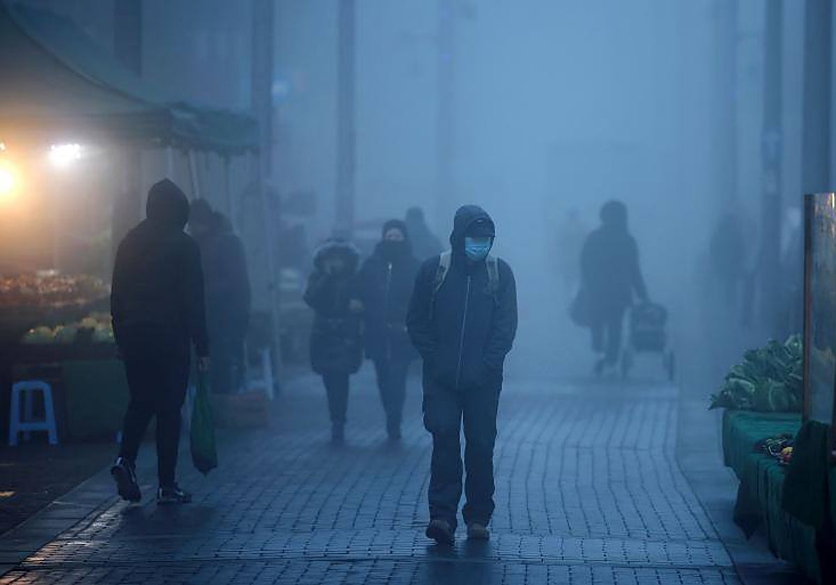 Peatones circulando con mascarilla en Londres durante el confinamiento en Reino Unido