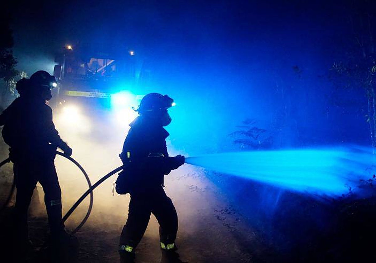 Agentes de la UME durante la extinción del incendio en Tenerife