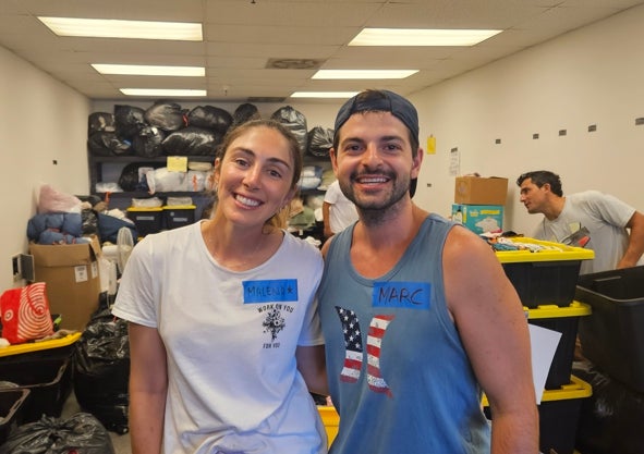 Imagen secundaria 1 - Tom Napoli y su mujer Mona, que hueron de casa con lo puesto / Los españoles Marc y Malena, que se encontraban de vacaciones en Hawai y ahora trabajan como voluntarios / Jeremy Baldwin, propietario de una casa que ha quedado calcinada