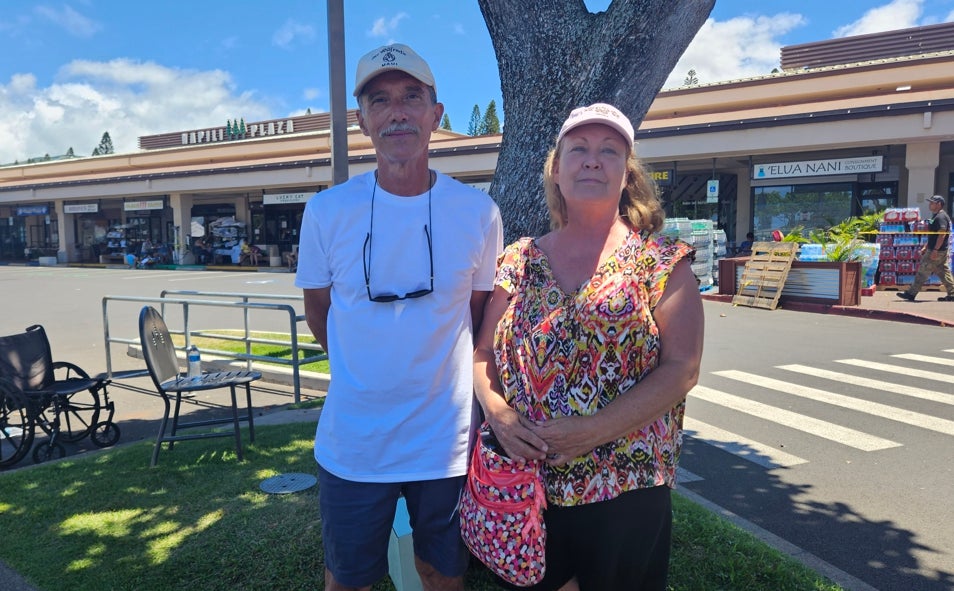 Imagen principal - Tom Napoli y su mujer Mona, que hueron de casa con lo puesto / Los españoles Marc y Malena, que se encontraban de vacaciones en Hawai y ahora trabajan como voluntarios / Jeremy Baldwin, propietario de una casa que ha quedado calcinada